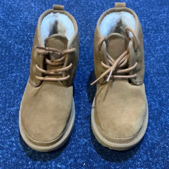 Kid’s UGG Boots size 2 Chestnut color - Picture 2 of 5